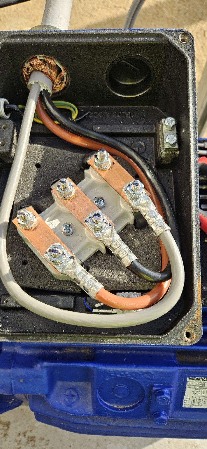 Aansluitingen in de motorklemmenkast