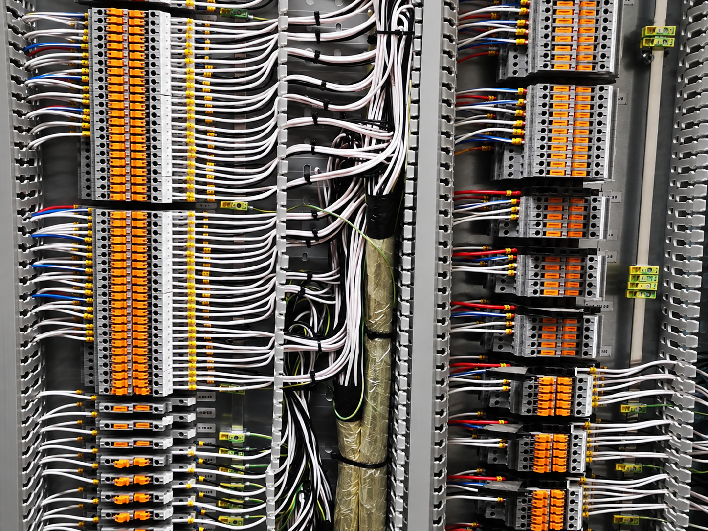 Bedrading en klemmen in een besturingskast